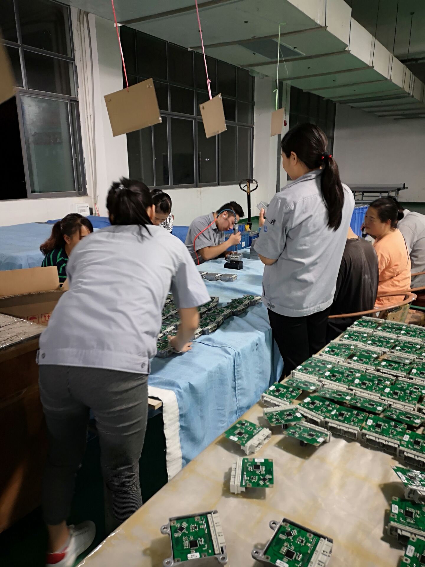 挑灯夜战抢生产 加班加点赶订单