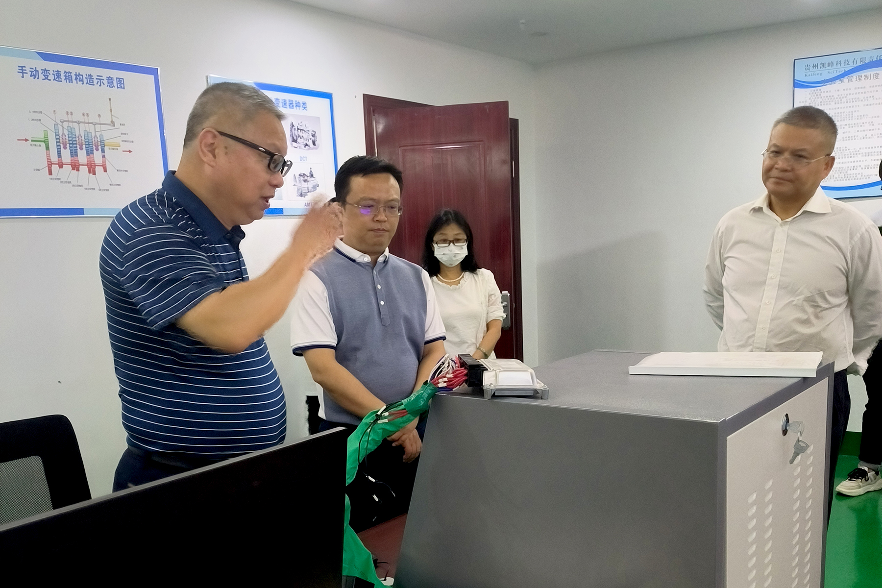 贵阳经开发区党工委委员、管委会副主任王峰一行到帝一娱乐公司调研